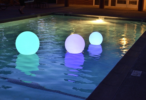 Đèn led thả nổi sử dụng cho bể bơi