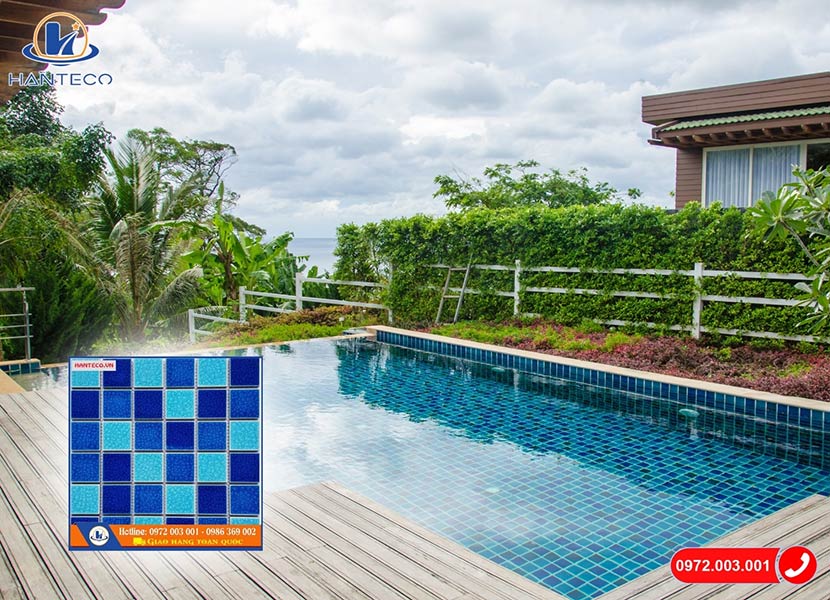 Gạch mosaic gốm lát nền hồ bơi