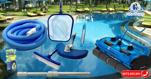 Sử dụng các thiết bị vệ sinh chuyên dụng để làm sạch bể bơi